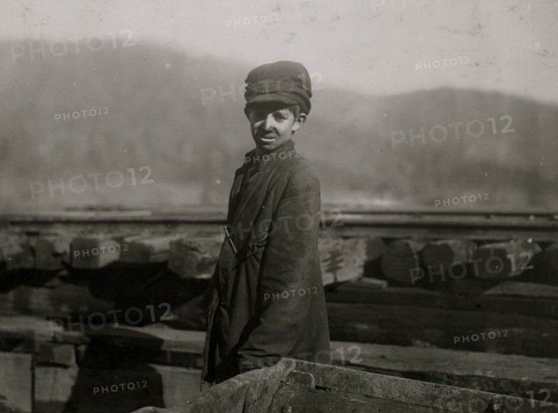Harley Bruce. a young coupling-boy at tipple of Indian Mountain Mine, of Proctor Coal Co., near Jellico, Tenn.  1908