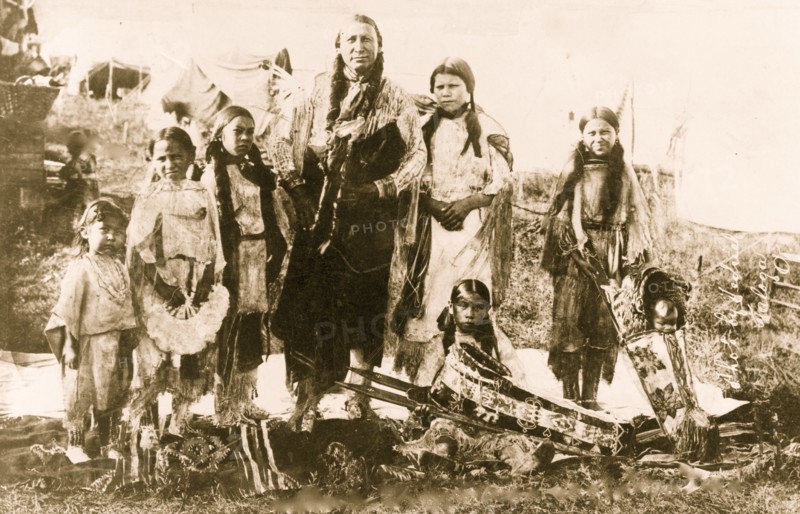 Hunting Horse and daughters  1908