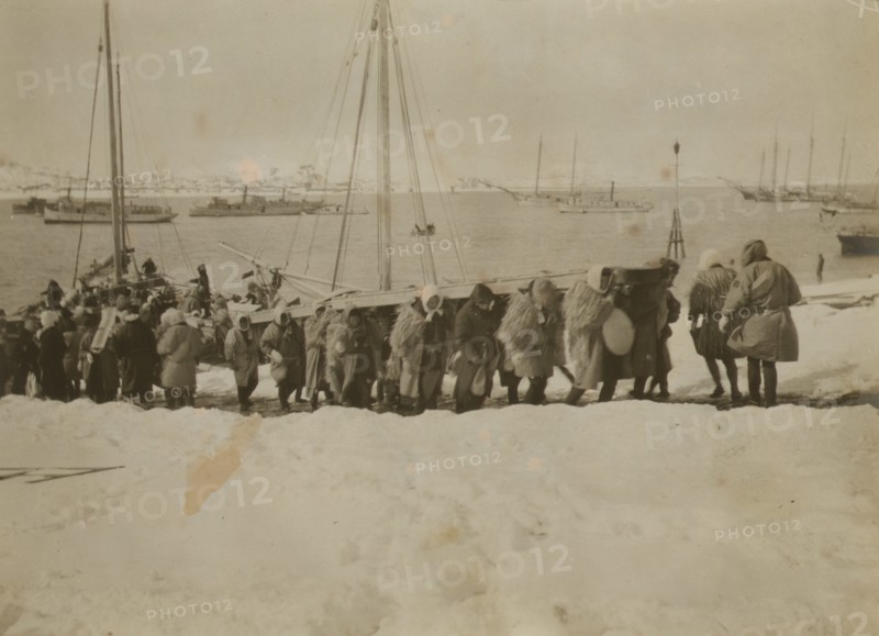 Japanese bringing beams ashore  1904