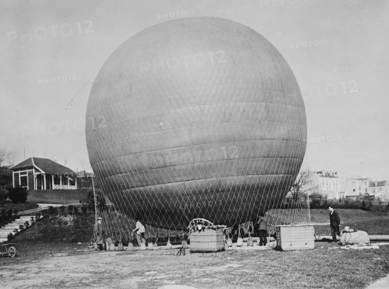 Lambert's Balloon getting ready to take off 1915