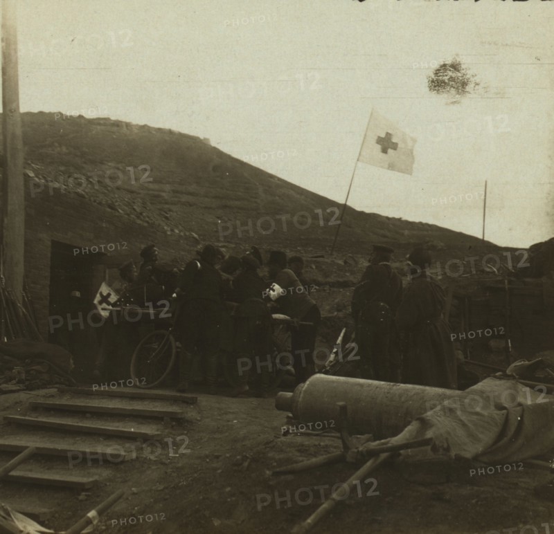 Lifting a wounded Russian to a bicycle stretcher 1905