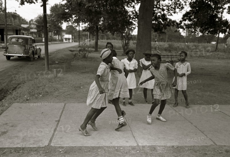Little Black girls playing, Lafayette, Louisiana 1938