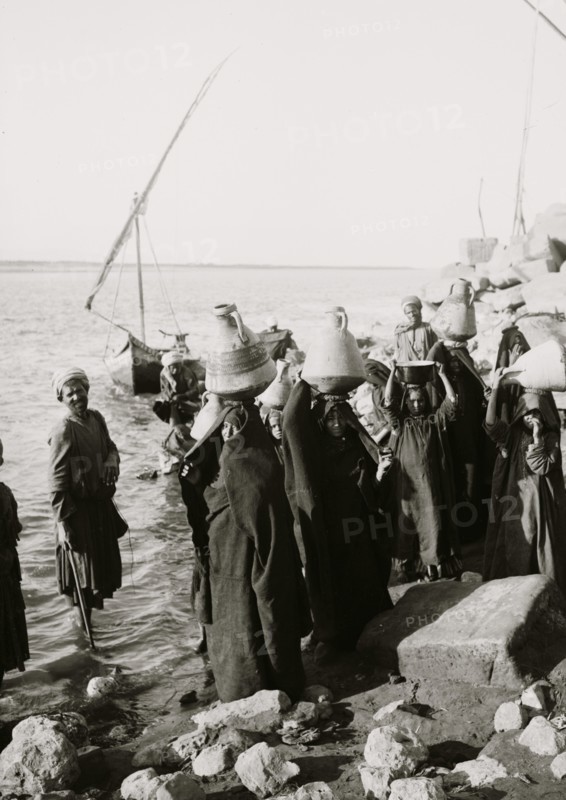 Native women with jars carrying water from the Nile 1910
