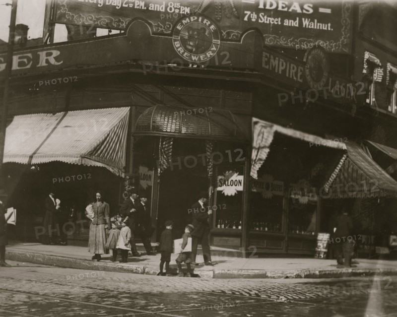 Newsies selling near saloon.  1910