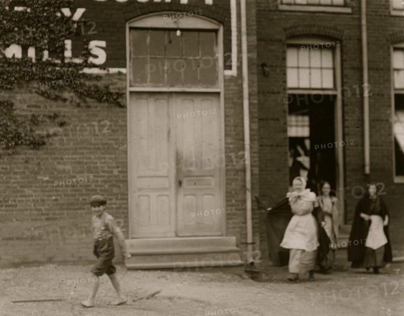 One of the smallest workers in Walker County Hosiery Mills,  1913