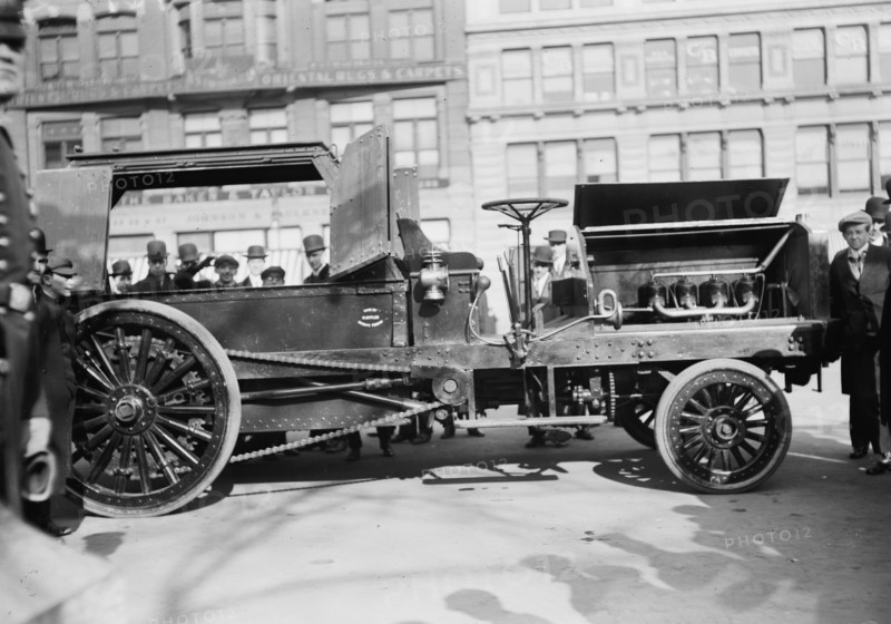 Automatic Street Cleaning vehicle draws the attention of bystanders 1912