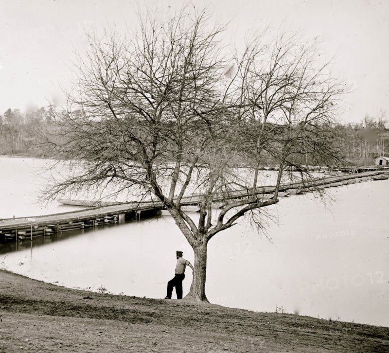 Pontoon bridge across the James River 1864