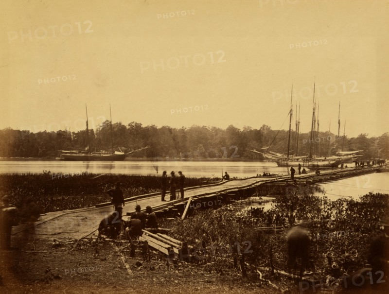 Pontoon bridge across the James 1864