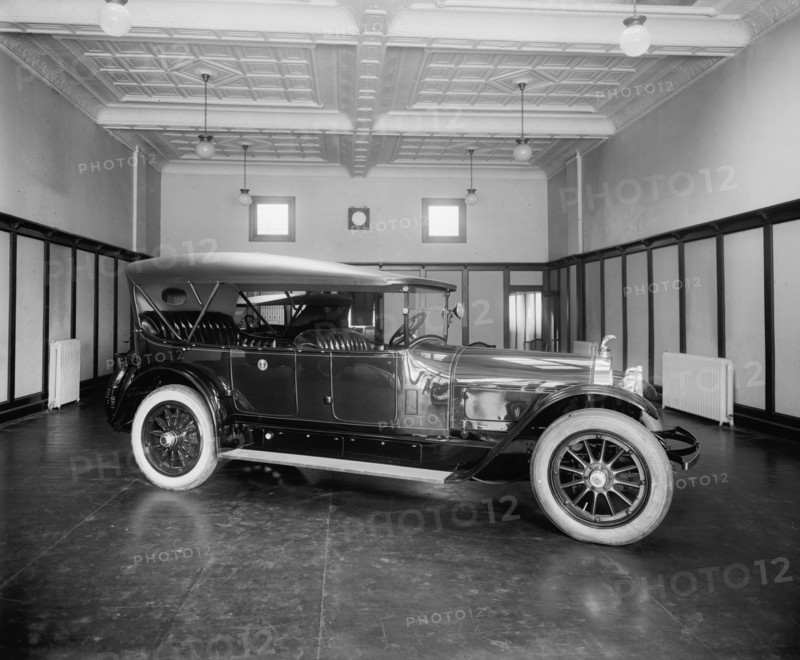 Pres. Harding's new $ 9,000.00 White House locomobile, 1921 1921