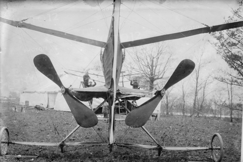 Propellers at rear of Cooley dirigible
