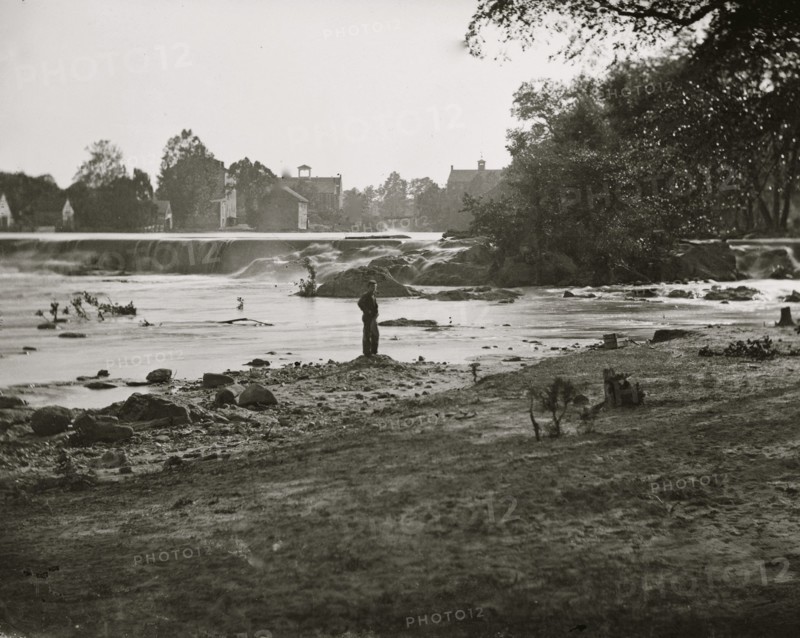 Richmond, Virginia. Pontoon bridge across the James river 1865