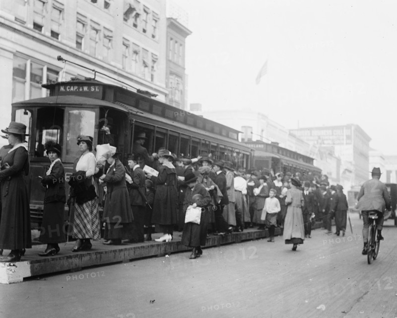 Rush Hour Traffic in Washington, DC packs trolley cars 1919