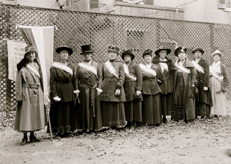 Suffragettes pose in a group 1913
