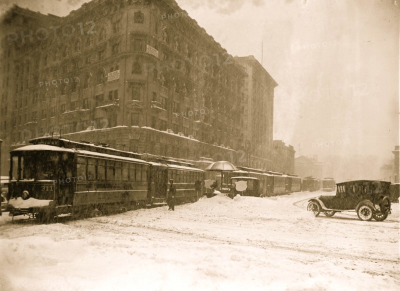 Washington DC Blizzard in 1922, Trolleys all stuck and lined up 1922