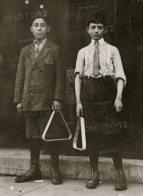 Young Girls (not the youngest) working in Peters Shoe Co., De Soto, Mo.  1912