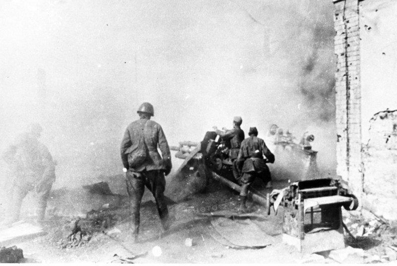 World war 2, battle of stalingrad, a soviet artillery crew firing at the enemy, november 1942.