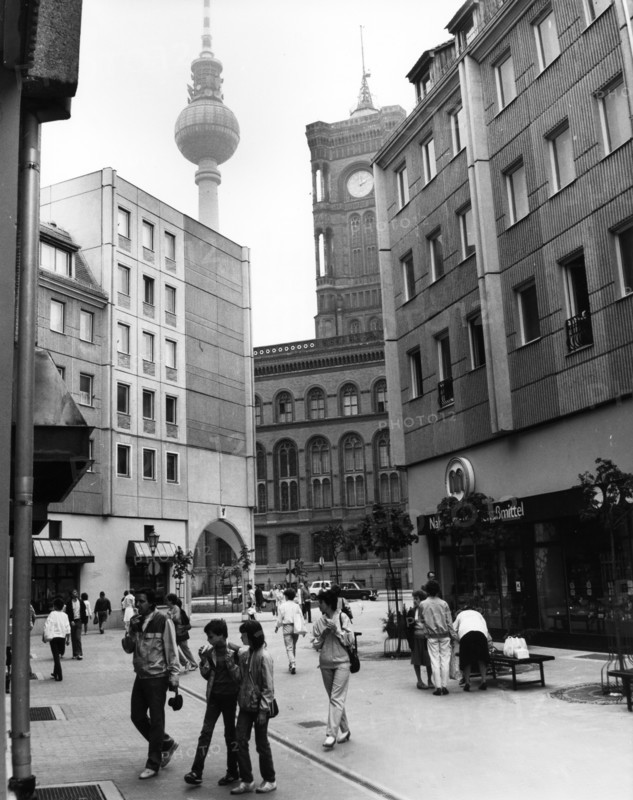 Nikelaikirene church district, berlin old town, a shopping and restaurant district, gdr, east germany, 1986.