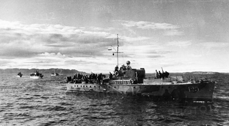 Northern fleet, soviet submarine chasers patrolling in the berents sea, november 1942.