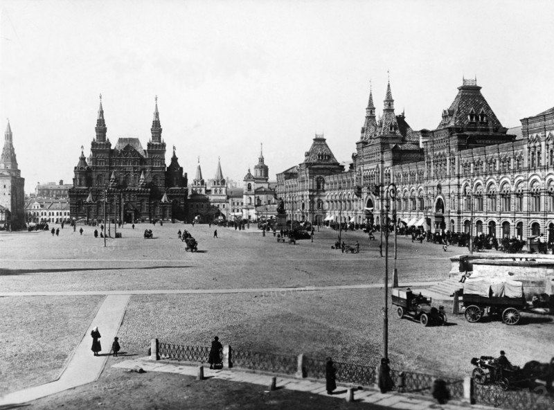 Red square, moscow, 1929, the state department store, gum, is on the right.