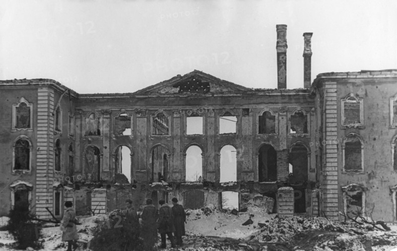 Red army soldiers in ruins of peterhof palace (petrovorets), leningrad region, ussr, the palace was destroyed by the retreating german army, world war 2.