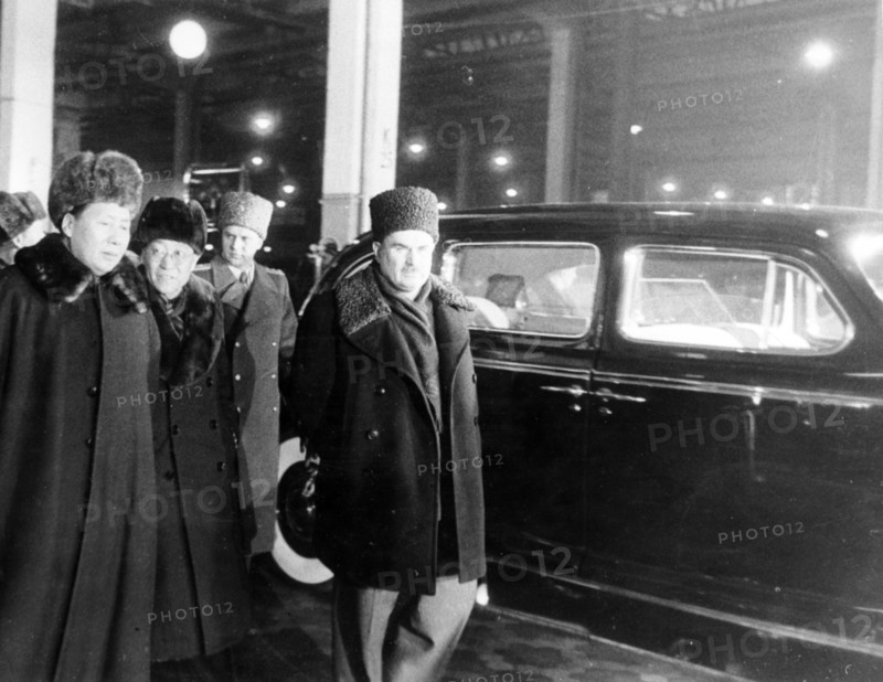 Mao tse tung visits the assembly shop of the 'zis-110' passengers cars of stalin automobile plant in moscow, feb, 1950, the person on the extreme right is likhachev, the manager of the plant.