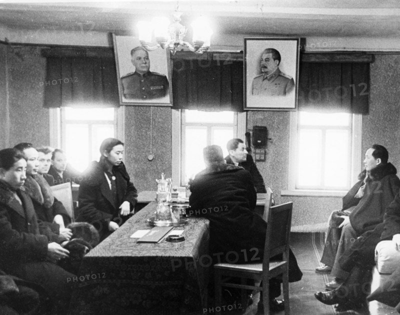 Mao zedong talks to alperovich, chairman of the collective farm board in his office, mao visits the luch collective farm in krasnogorsk district of the moscow region.