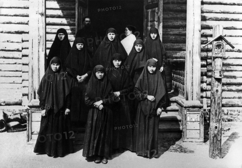 Russian orthodox lay sisters at the st, nicholas convent, nizhni novgorod, late 19th century.