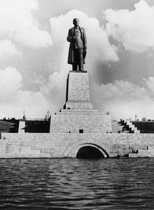 Monument to joseph stalin erected at the entrance to the lenin volga-don shipping canal, 1952.