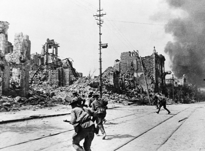 World war 2, naval infantrymen of the soviet black sea fleet driving the germans out of ruined buildings in sevastopol, crimea, 1944.