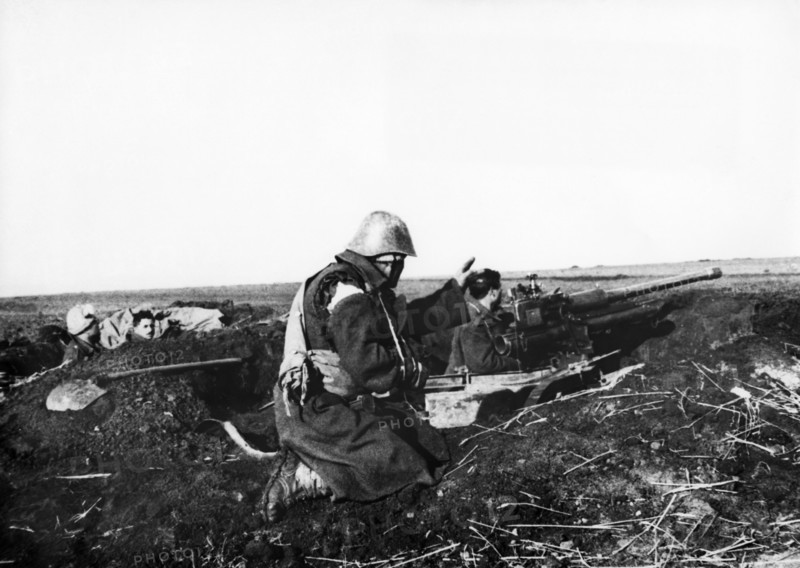 World war 2, romanian gunners of the second infantry division fighting for the liberation of budapest, hungary, 1944 or 1945.