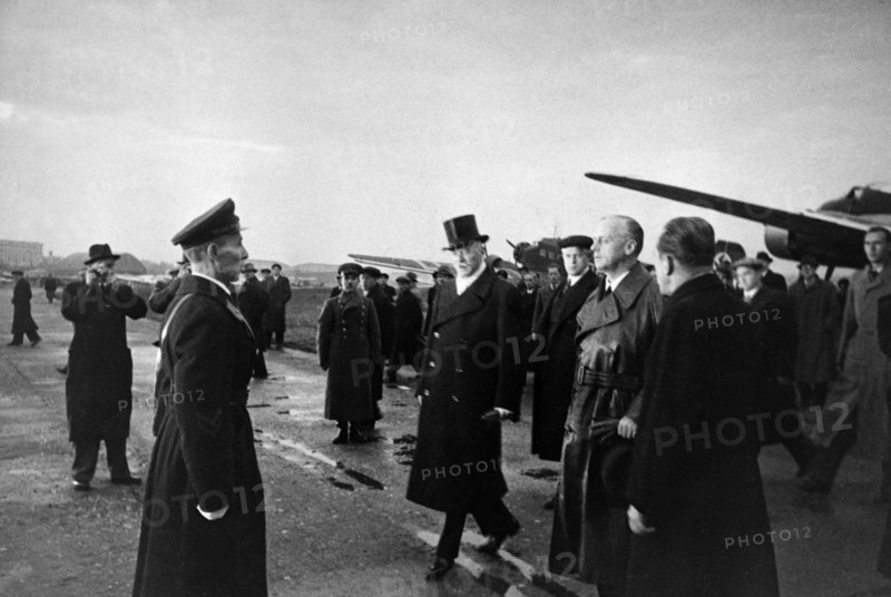 Treaty of non-aggression between germany and the union of soviet socialist republics, german minister for foreign affairs, joachim von ribbentrop (right), arrives at the central airport in moscow on september 27, 1939, next to him is ambassador herr von der schulenburg (in top-hat).