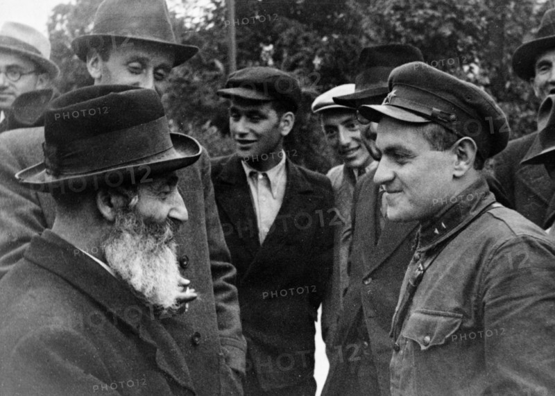 Soviet lieutenant i, falkovich speaking with a jewish resident of ternopil, western ukraine, october 1939, the soviet army entered the village a month earlier.