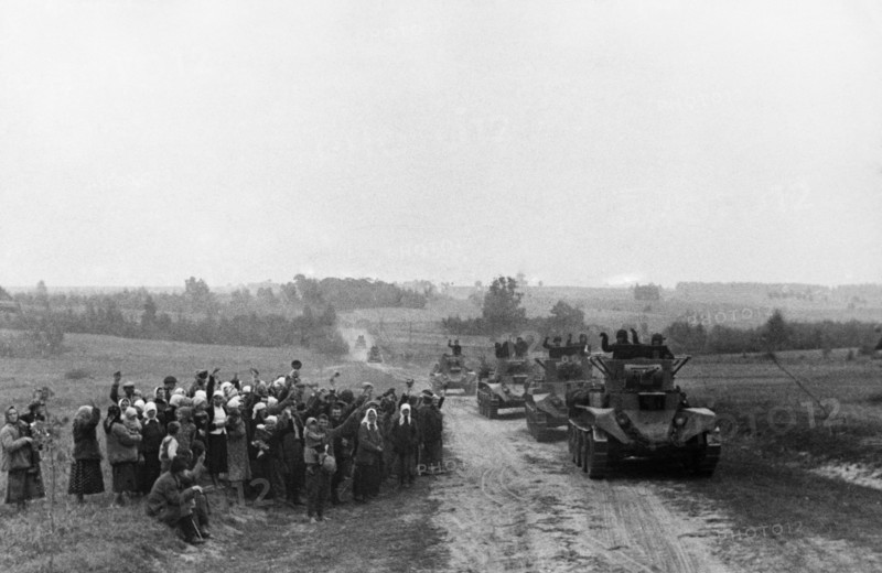 Peasants greeting units of the red army near grodetsk in western belorussia, september 1939, on september 17, 1939 the soviet government gave instructions to the high command of the red army tocross the frontier and take over the protection of life and property of the population of western ukraine and western belorussia.