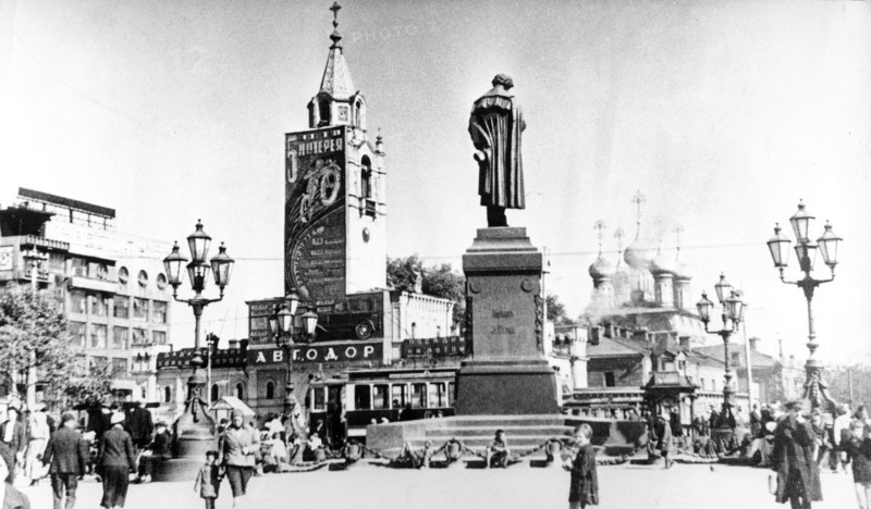 Memorial to alexander pushkin on strastnaya square (presently pushkin square), moscow, 1932.
