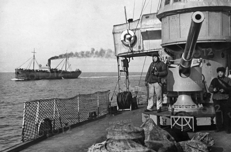 Black sea fleet, soviet naval vessels escorting a freight transport, may 1942.