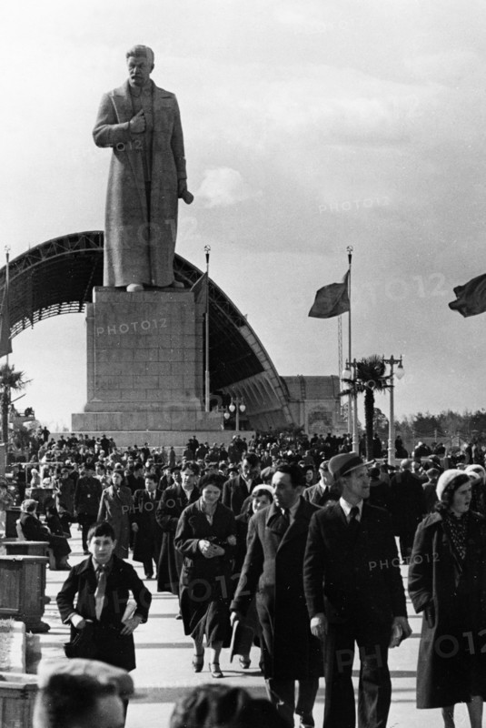 Monument to joseph stalin in front of the mechanization pavillion of the all-union agricultural exhibit in moscow, 1941, people's commissar of agriculture of the ussr, i, benediktov, spoke at the meeting during the inauguration which had an attendance of in excess of 50,000 people.