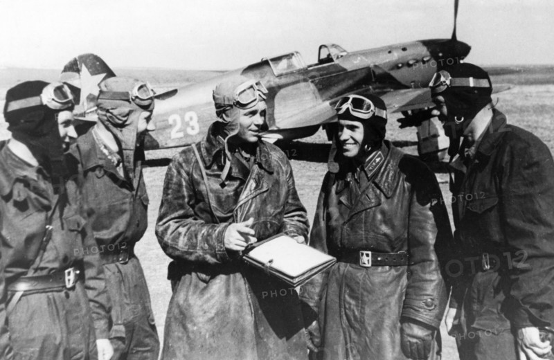 World war 2, soviet pilots commanded by gusarov (center) who shot down 15 enemy planes during aerial combat near kharkov in the six day period between may 11 aqnd17, a soviet air force yakovlev yak-7 (?) fighter is in the background.