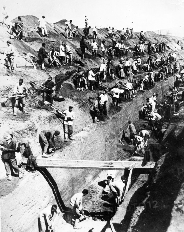 Construction work of magnitogorsk at magnitka hill, 1929.