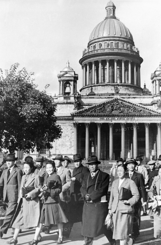 A delegation of representatives of cultural and public organizations of north korea, headed by writer li gi en, president of the korean society for cultural relations with the ussr, arrived in leningrad on sepember 25, 1946.