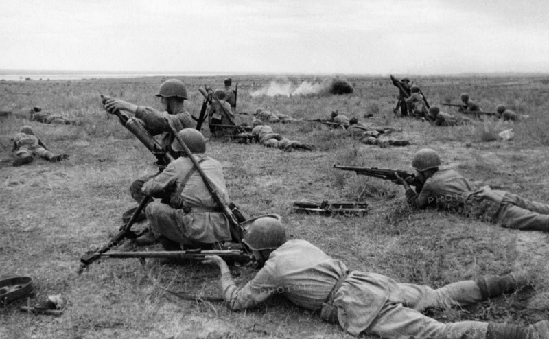 Soviet trench mortar men fighting in the don valley, september 1942.
