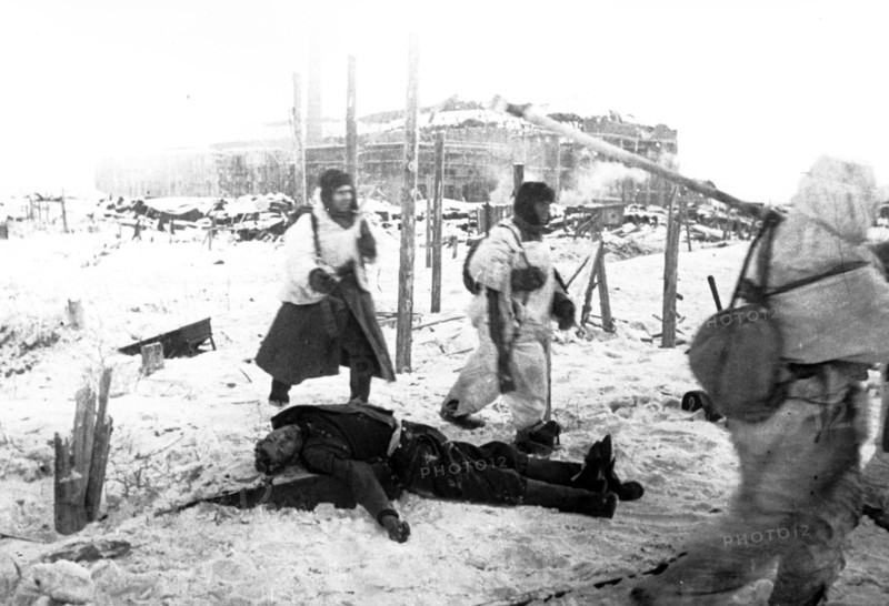 Stalingrad, december 1942, red army troops and dead german solider.