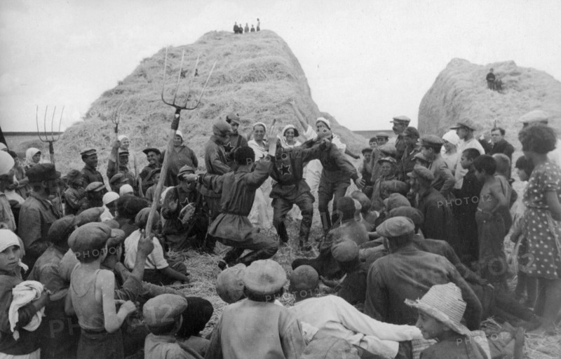 A jewish kolkhoz in stalindorf - national jewish district, ukraine, ussr, recreation in the fields during dinner hour.