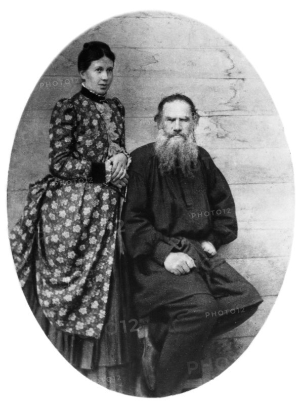 Leo tolstoy with his wife sofia tolstoya at yasnaya polyana in 1887.