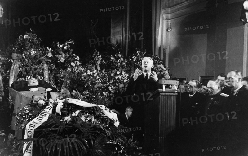 General secretary of the union of soviet writers, a,a, fedeyev, speaking at the funeral of solomon mikhoels in january 1948.