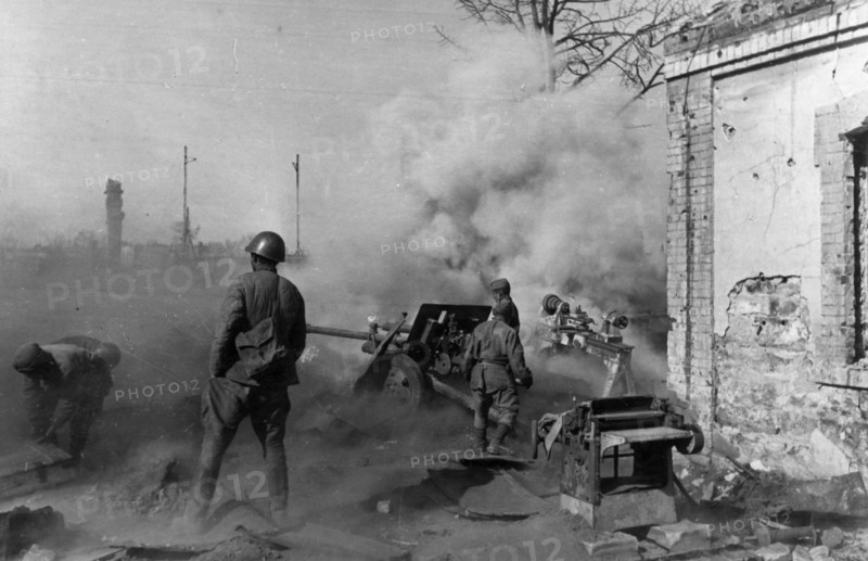 World war 2, battle of stalingrad, a soviet artillery crew firing at the enemy, november 1942.