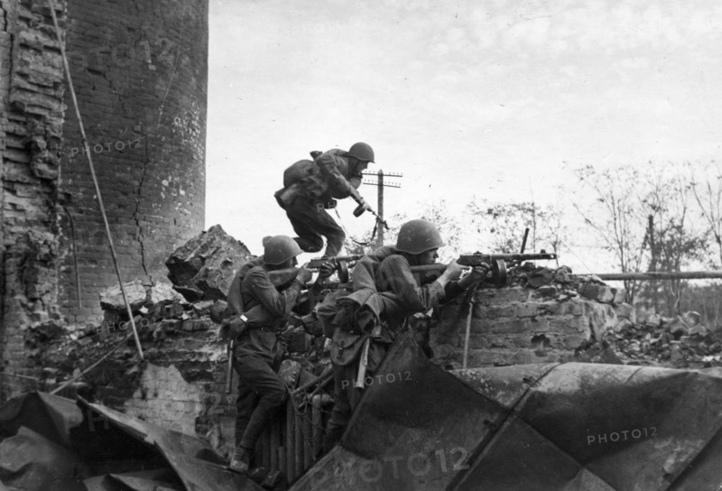 World war 2, battle of stalingrad, soviet tommygunners during street fighting in stalingrad, november 1942.