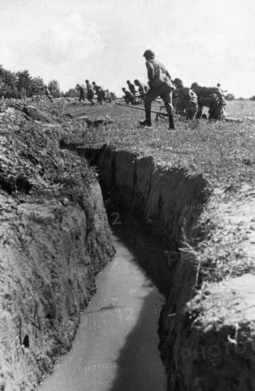 World war 2, july 1943, a red army unit attacking.