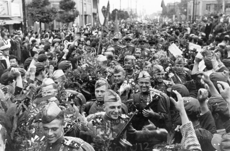 The inhabitants of pkenyan bid a fond farewell to the soviet army who, in accordance with the agreement of the soviet government, are leaving exactly on the date promised.