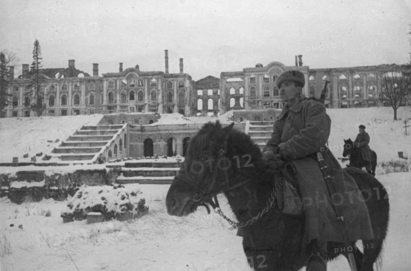 Red army soldiers in grounds of peterhof palace (petrovorets) which was destroyed by the rretreating german army, leningrad region, ussr, 1944, world war 2.