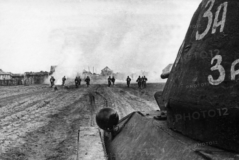 Battle of stalingrad, soviet t-34 tanks and infantry dislodging germans from a village in the stalingrad area, november 1942.